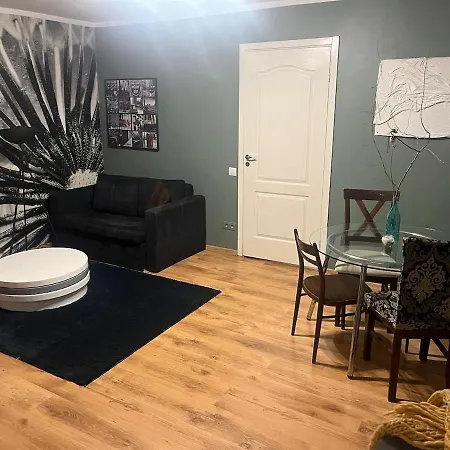 Red Apartment,with Self Check Near Airport *